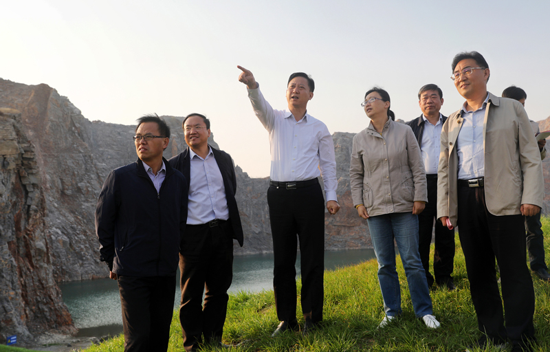 黃曉武督查大氣污染防治“百日攻堅”及中央環保督察整改工作時指出
堅決打好藍天碧水凈土“三大保衛戰”